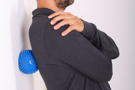 Schmerzpunktpressur Triggerpunkte Massage am Rücken